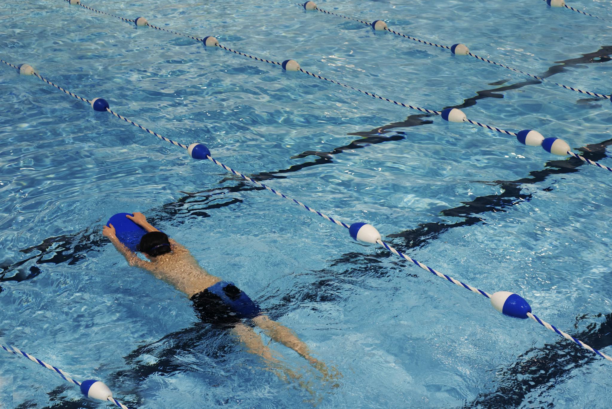 💧Yüzmenin Otizmli Çocuklara Sağladığı 5 Muhteşem Fayda A Young Swimmer Practicing With A Kickboard