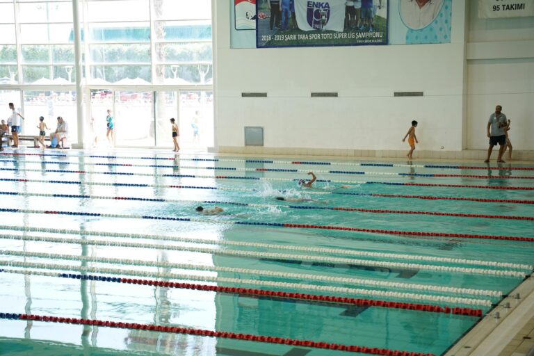 Kids participating in a swimming class at an indoor pool in Istanbul, Türkiye.